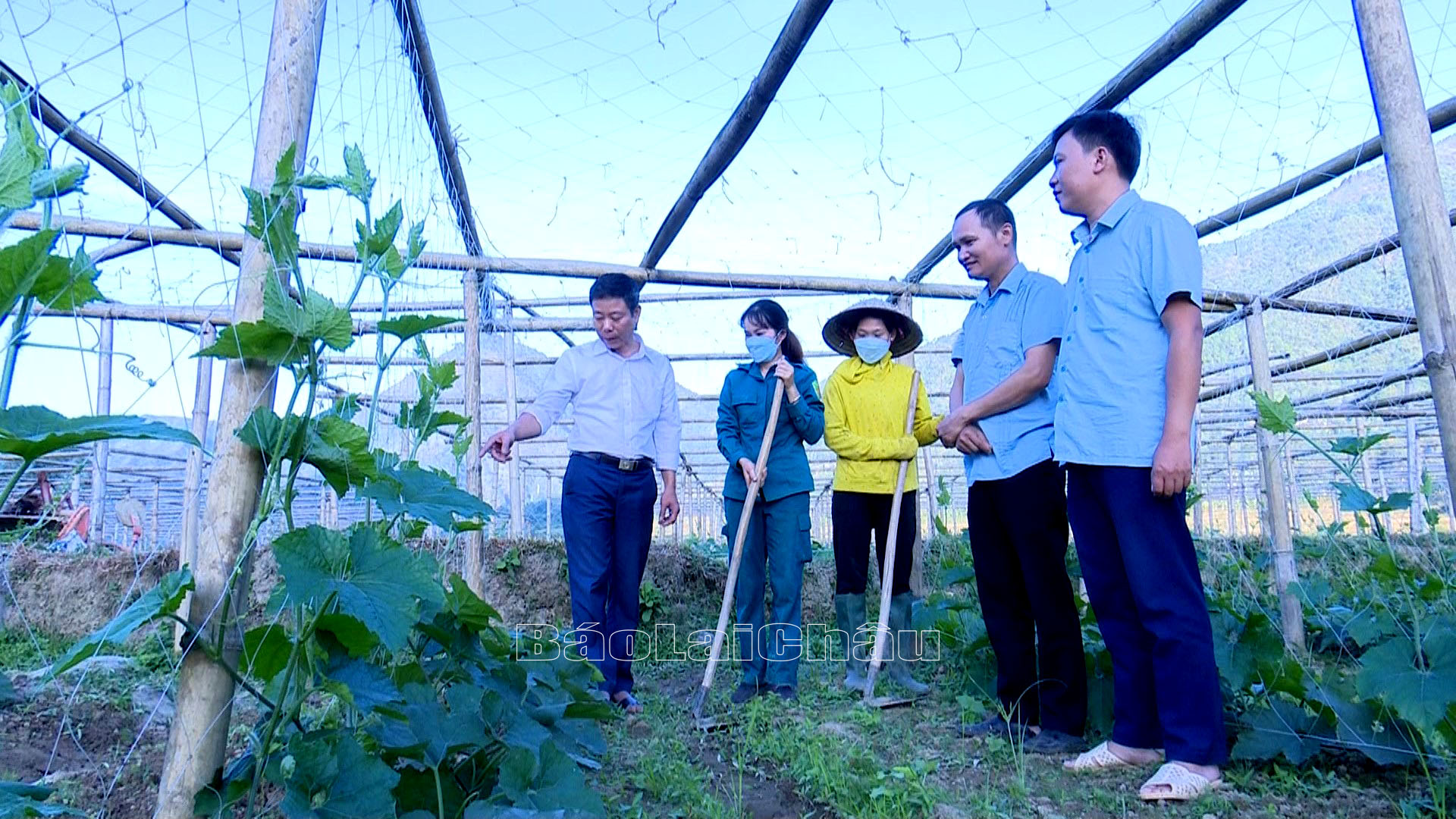 Đại biểu xã Mường Kim, huyện Than Uyên thường xuyên xuống cơ sở hướng dẫn bà con phát triển kinh tế.